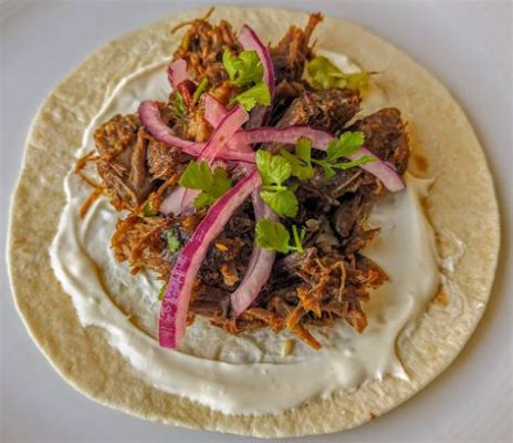  Cochinita Pibil: Tatlı Baharatların Kucaklayıcı Isısıyla Yavaş Pişen Bir Domuz Şöleni!